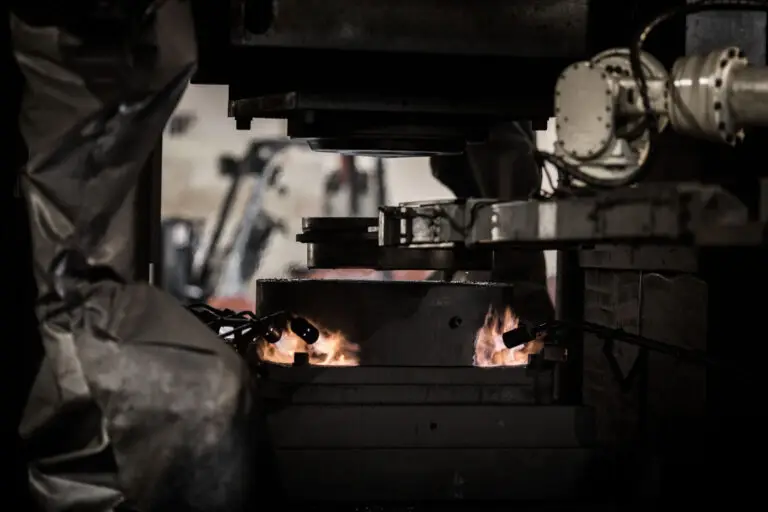 Robotic arm removes aluminum from forging press