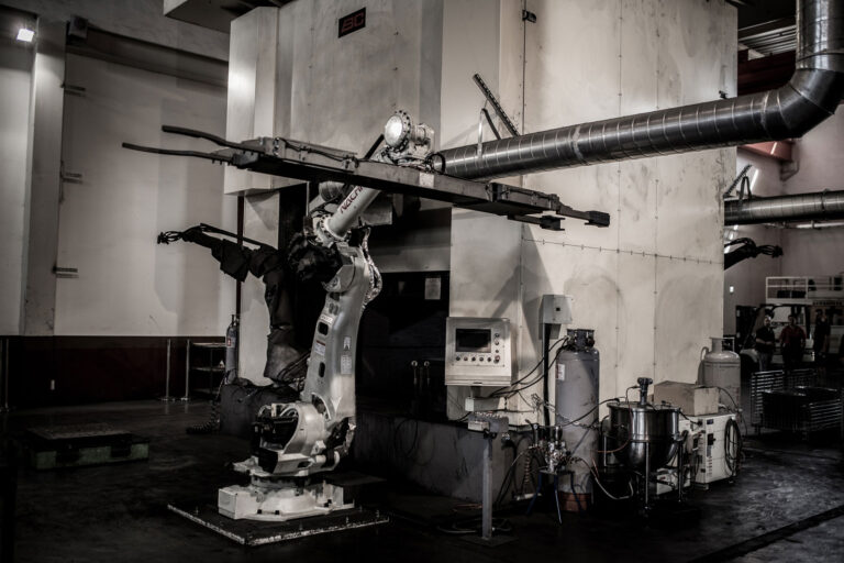 Forging press robotic arm