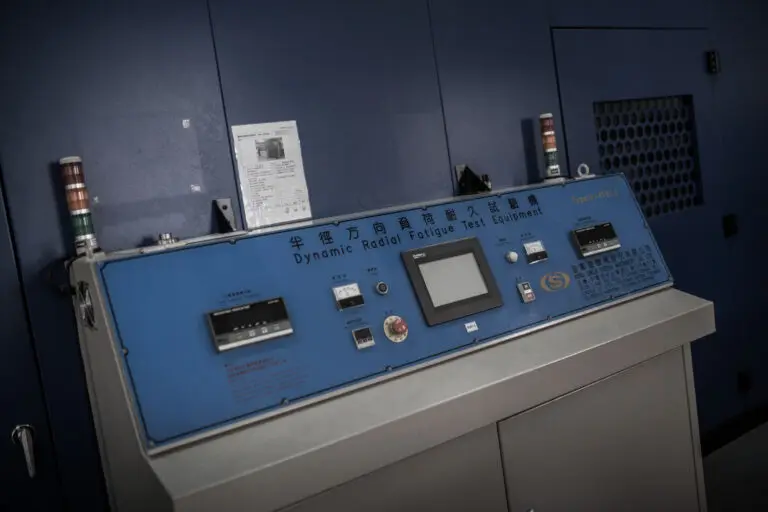 Dynamic radial fatigue testing machine operation console